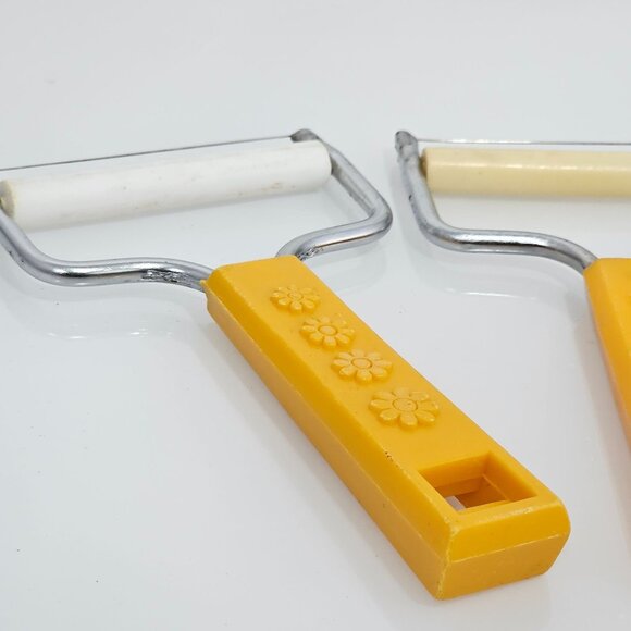 Vintage Yellow Daisies Cheese Slicer 6" set/2 Tasco retro mod farmhouse - Picture 2 of 10